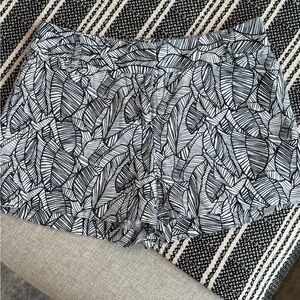 LOFT Black and White Leaf Print Women Shorts